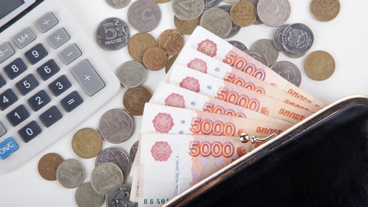 Зарплаты федеральных государственных служащих и бюджетников будут повышены с 1 октября на 4,3 процента.