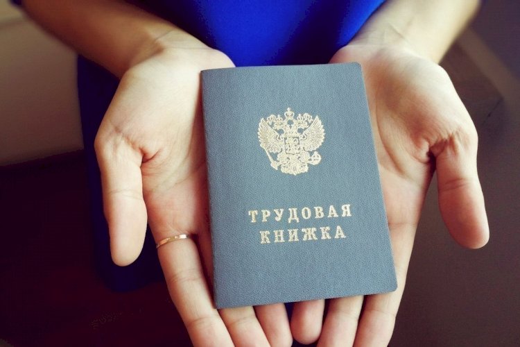 С 16 лет молодые люди могут самостоятельно заключать трудовой договор и начинать работать.