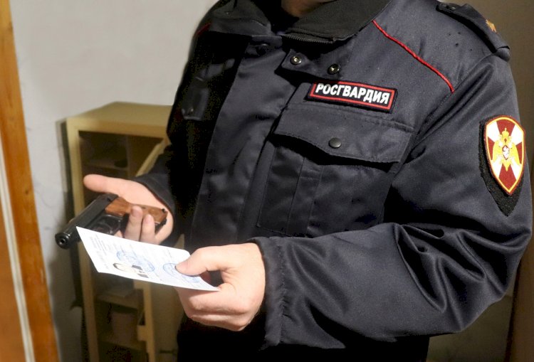 Росгвардеец представляться не обязан и может визуально осмотреть вещи гражданина без составления протокола.