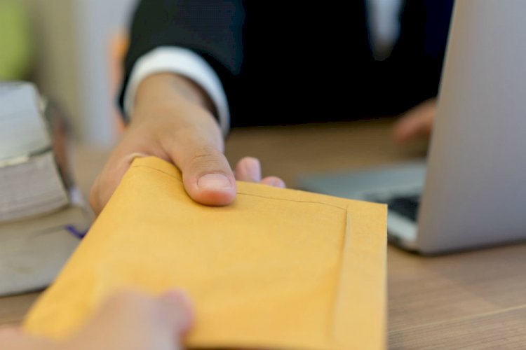 Более 40% россиян согласны получать "серую" зарплату.